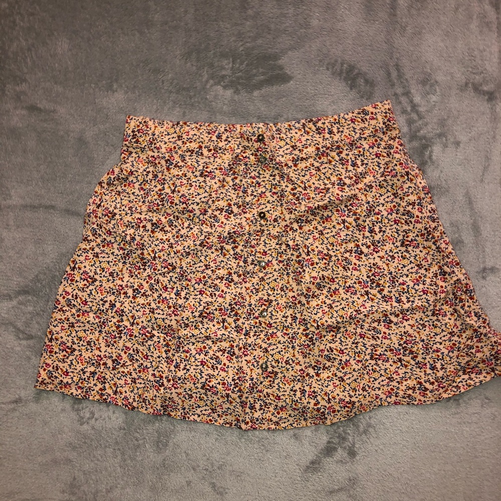 Thin floral skirt with buttons!